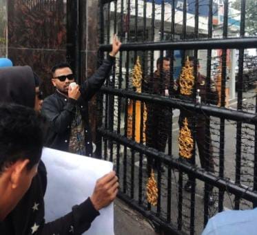 Ikatan Mahasiswa Muhammadiyah (IMM) Deli Serdang menggelar aksi unjuk rasa di depan Kejaksaan Tinggi Sumatera Utara