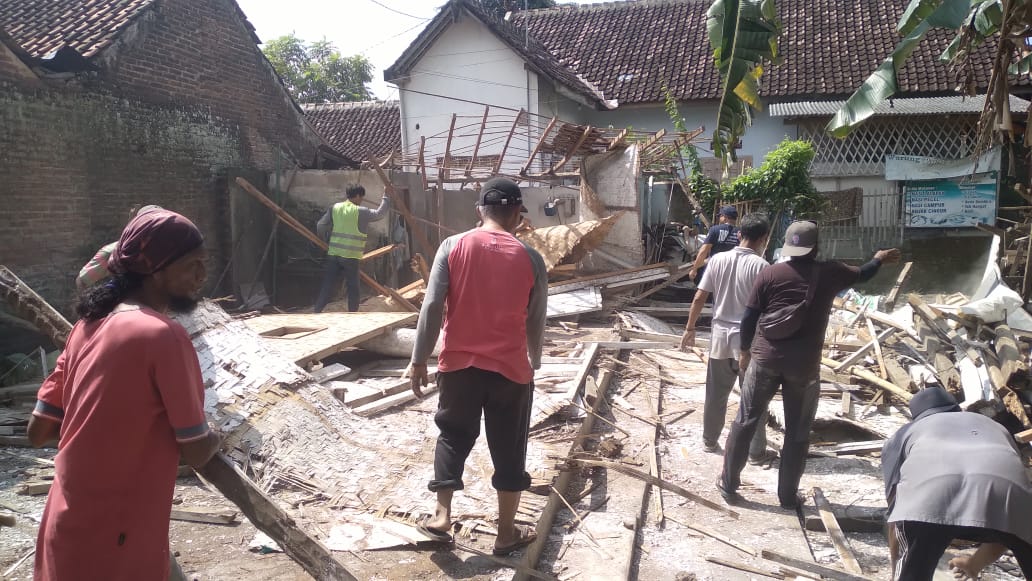 LAZ Nurul Hayat dan FRB Bedah Rumah Milik Pak Nanang yang Nyaris Roboh