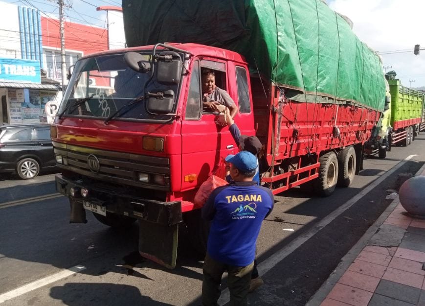 Pemkab Banyuwangi Bagikan Ratusan Nasi Bungkus untuk Sopir