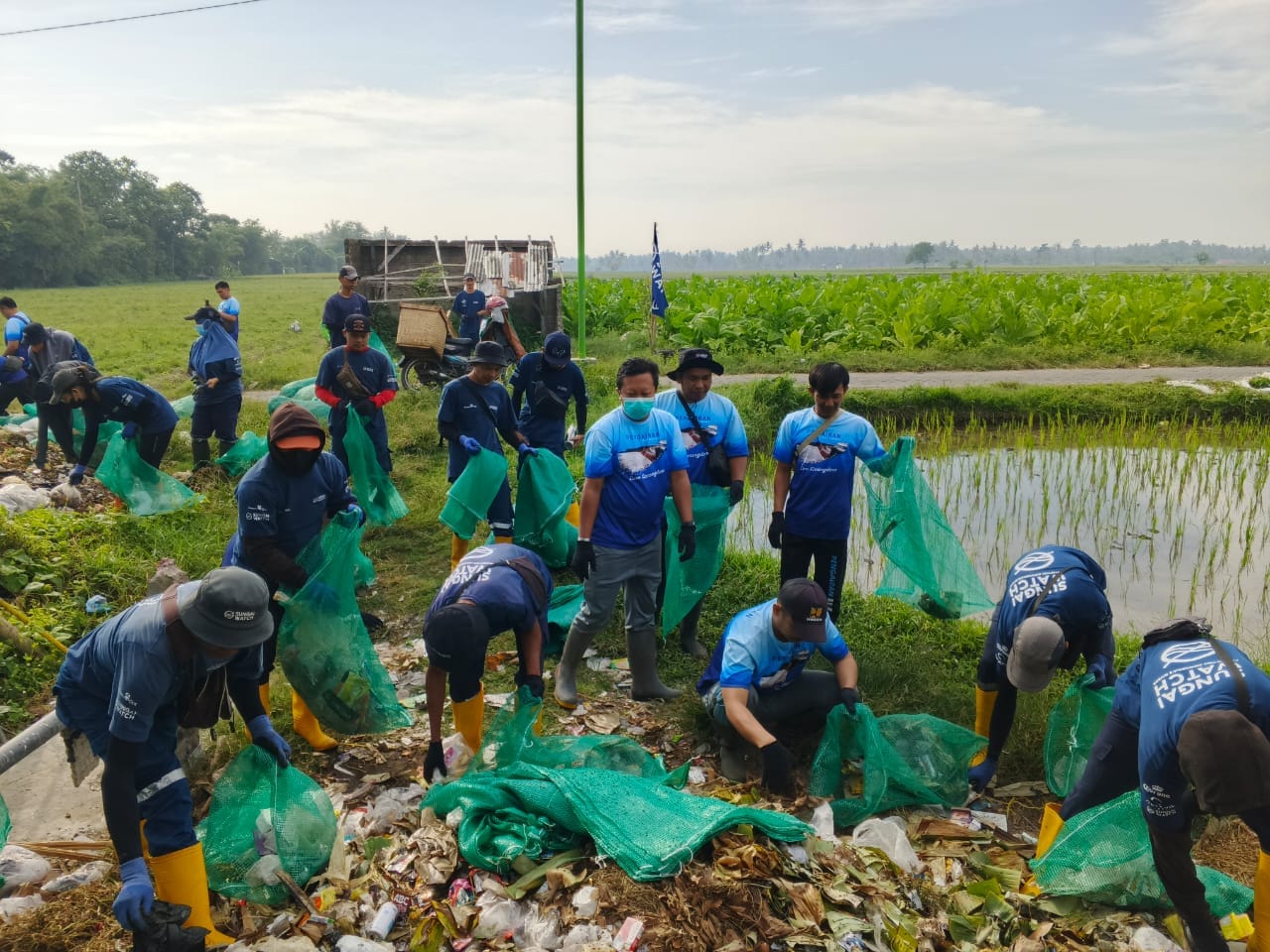 Relawan Kumpulkan Sampah dalam Aksi Bersih Sungai di Rogojampi