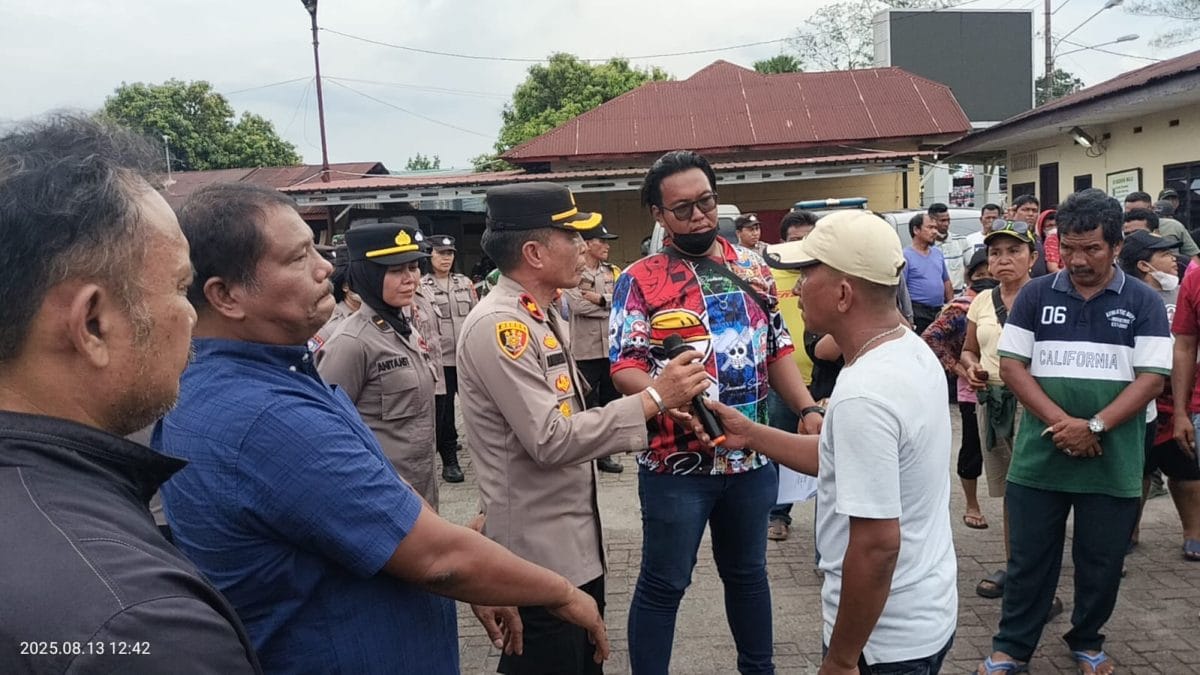 Warga Geruduk Polsek Pancur Batu Protes Dugaan Laporan Tak Diproses
