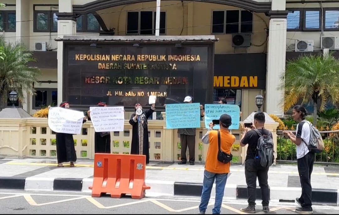 Emak-Emak Demo di Polrestabes Medan