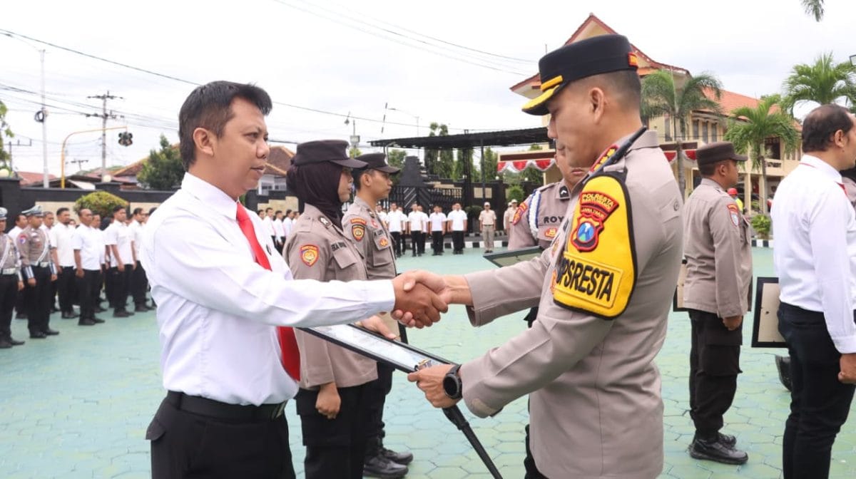 Kapolresta Banyuwangi Beri Penghargaan kepada 43 Personel Berprestasi