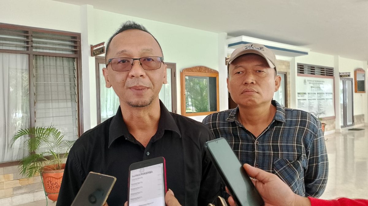 Ketua KPB, Agung Suryawirawan, didampingi Sekretaris KPB, Joko Tama