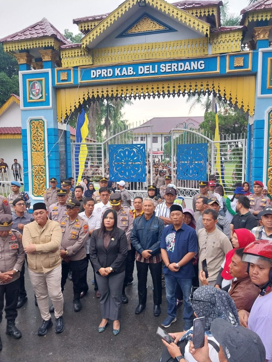 Ratusan Warga Demo di Depan DPRD Deliserdang
