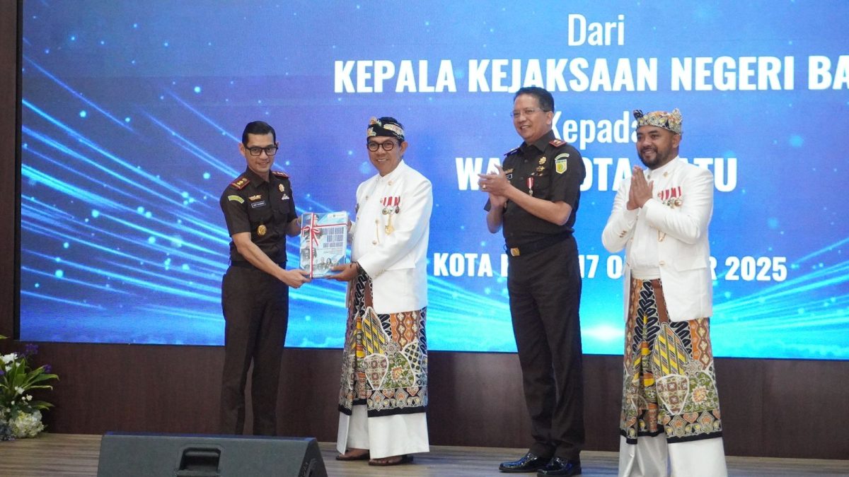 Kejari Batu Serahkan Dokumen Bantuan Hukum ke Pemkot Batu, Disaksikan Kajati Jatim