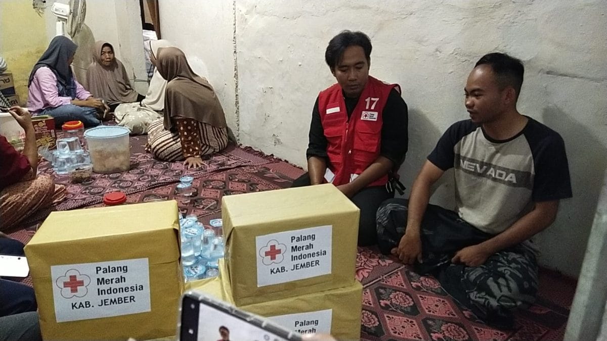 PMI Jember Salurkan Bantuan untuk Keluarga Korban Angin Ribut di Sumbersari