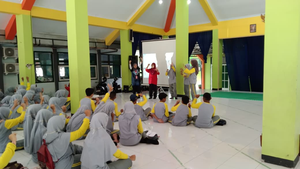 KSR UIN KHAS Jember Bekali Anggota PMR MTsN 2 Jember Pelatihan Abdominal Thrust