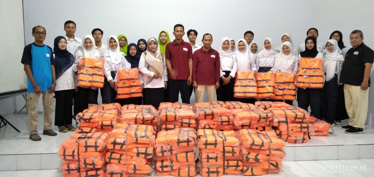 Pemkab Jember Serahkan 200 Pelampung ke PMI