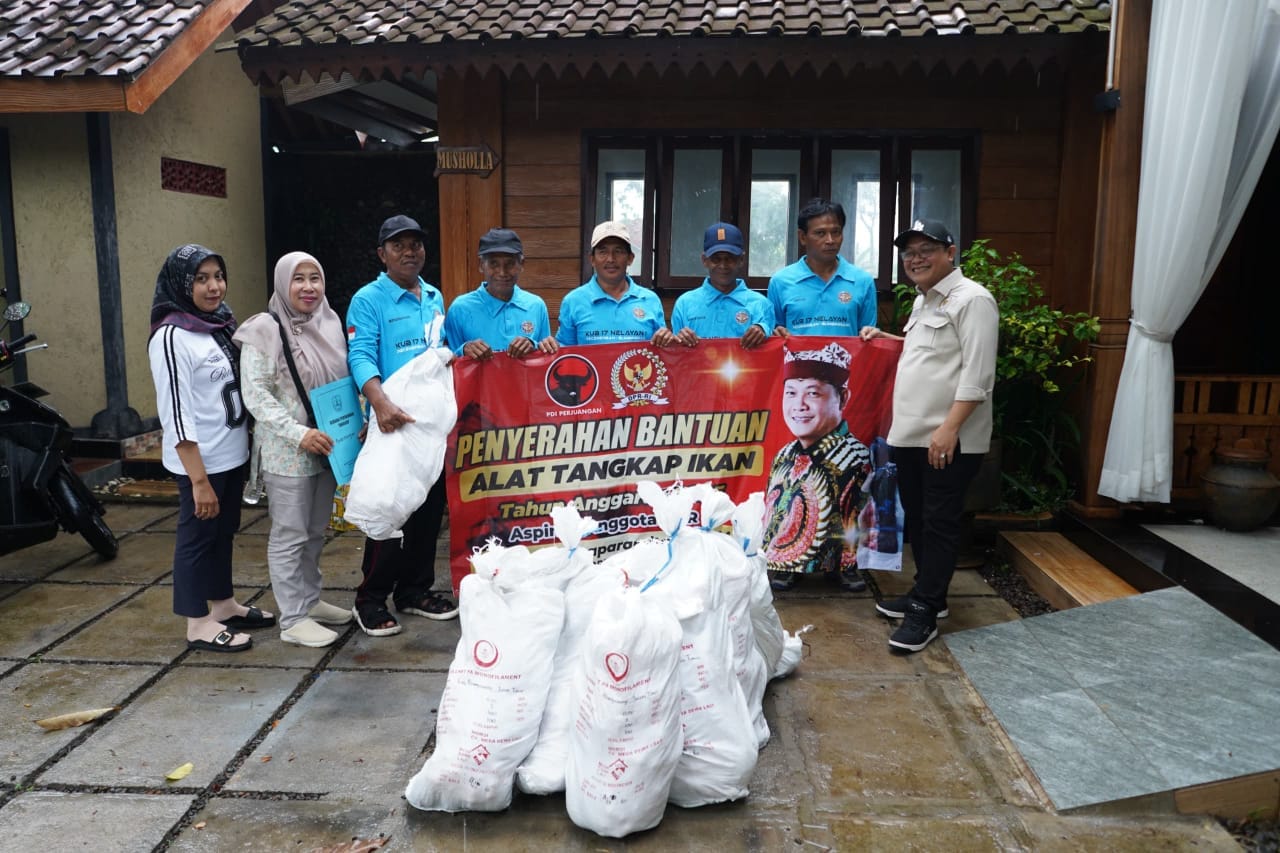 Sonny T. Danaparamita Serahkan Bantuan Jaring untuk Nelayan Banyuwangi