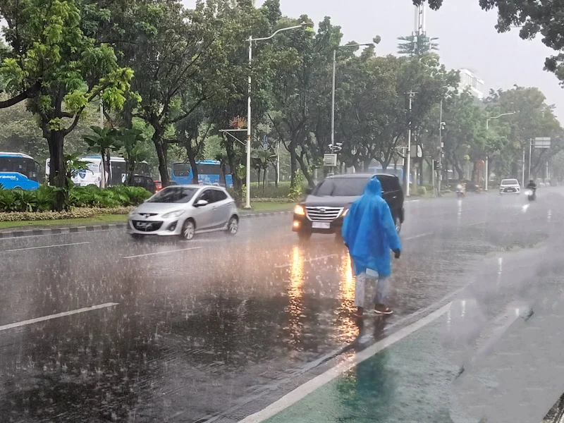 Cuaca Jakarta Hari Ini: Cerah Pagi, Hujan Ringan Sore, dan Peringatan Badai dari BMKG