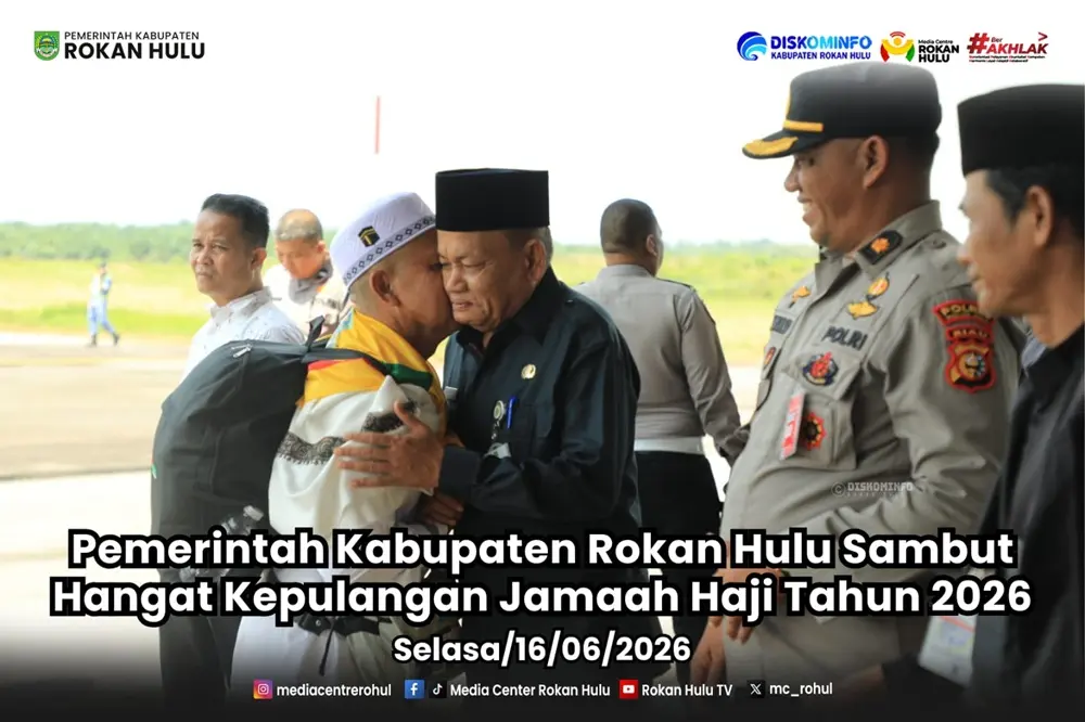 181 Jemaah Haji Rokan Hulu Disambut Adat Tepung Tawar di Bandara Tuanku Tambusai