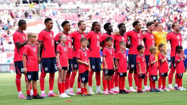 Djed Spence Tampil dengan Masker Pelindung di Piala Dunia 2026