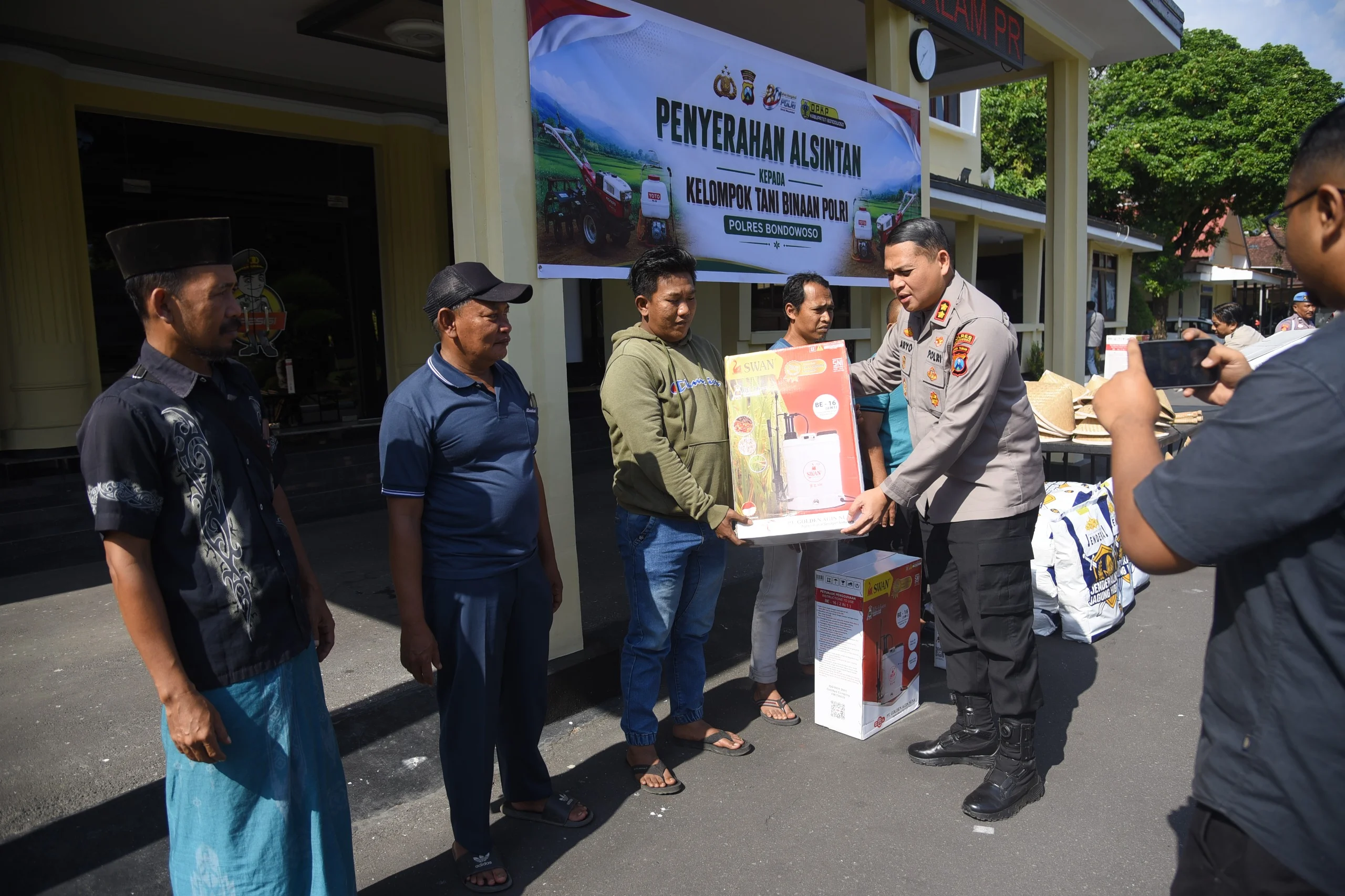 Dukung Ketahanan Pangan, Polres Bondowoso Serahkan Bantuan Pertanian