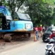 Jalan ambles Lenteng Agung dipasang pelat baja sementara, antisipasi kendaraan terperosok – Perbaikan dan Pengalihan Lalu Lintas