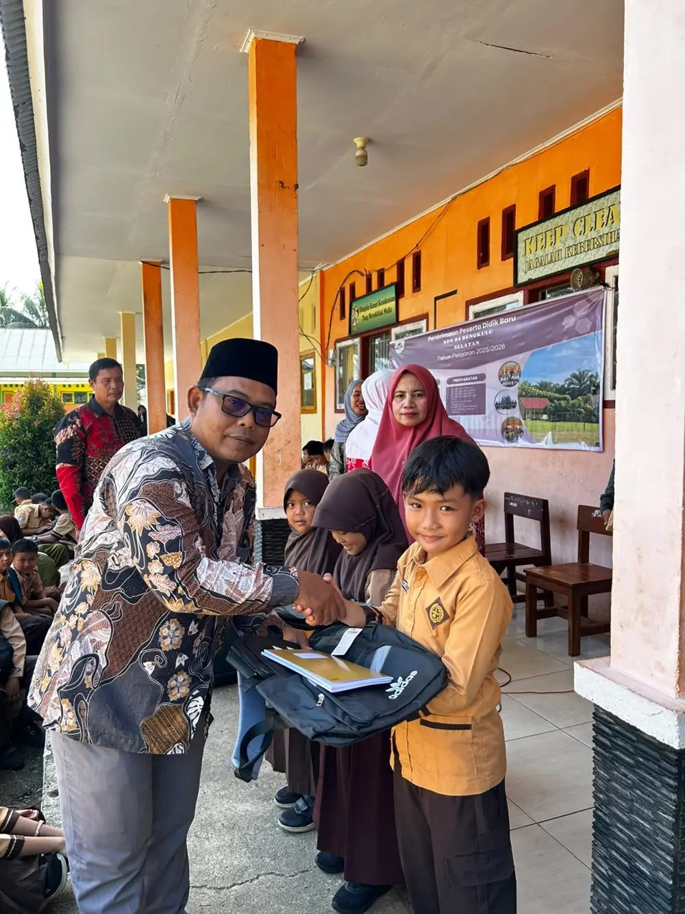 Kepala Desa Tanggo Raso Ridwan Agustian Beri Perlengkapan Belajar di SDN 84: Langkah Strategis Penguatan Pendidikan di Pedesaan