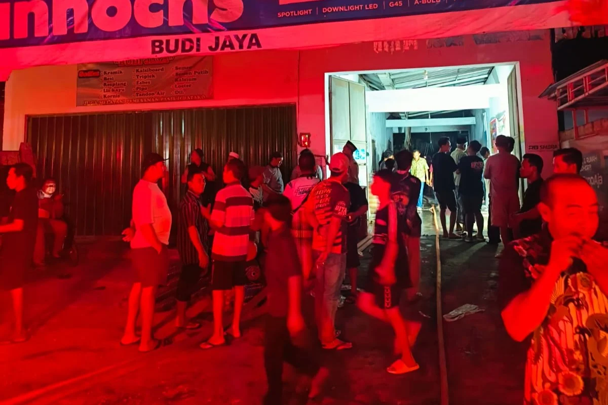 Korsleting Listrik Diduga Picu Kebakaran Toko Bangunan di Muncar: Analisis Penyebab dan Implikasi