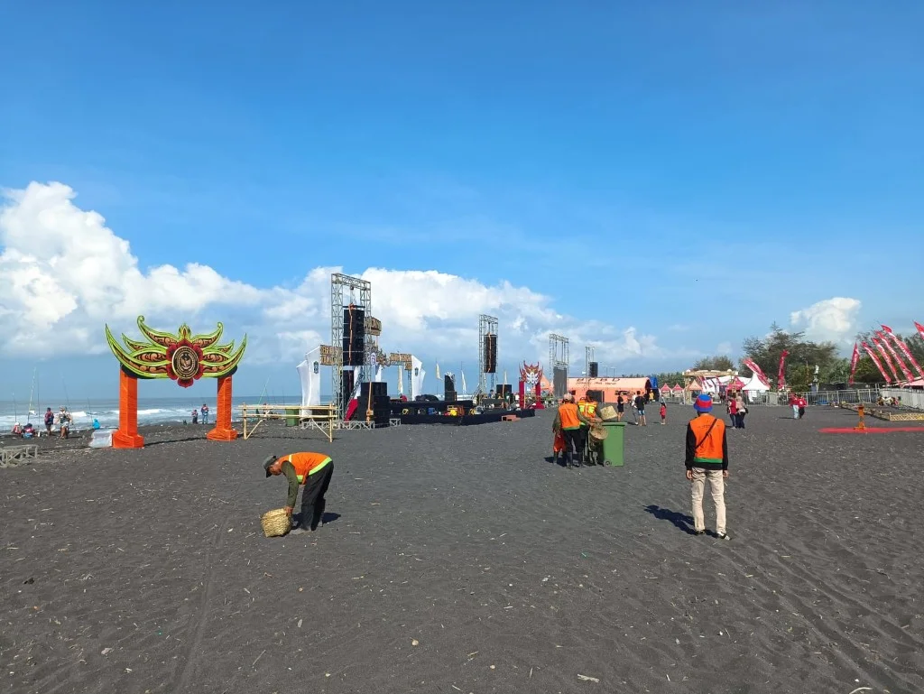 Pemkab Lumajang Tegakkan Kebersihan Pantai Watu Pecak Selama KEN Segoro Topeng Kaliwungu 2026