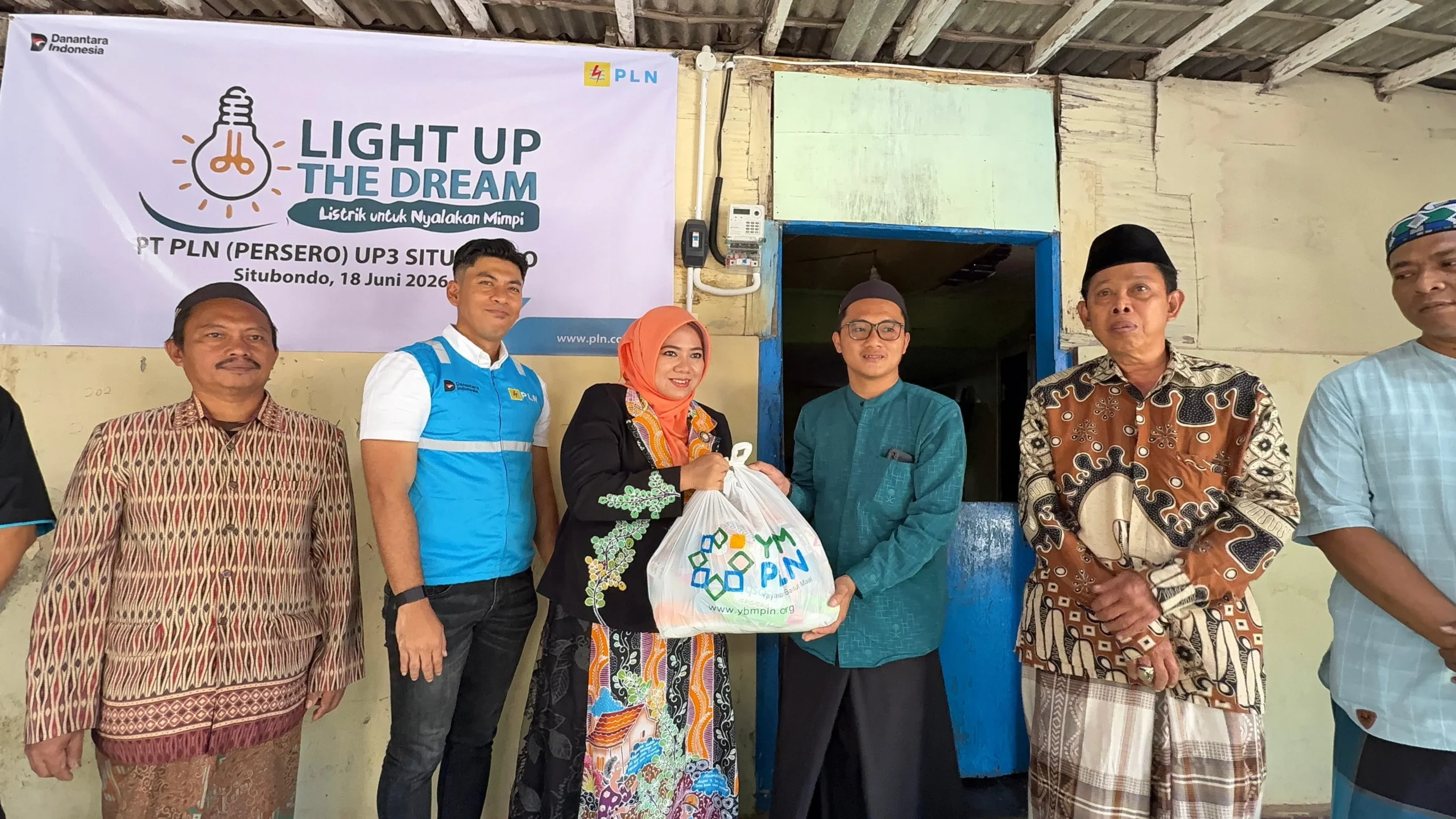 PLN Situbondo Berikan Listrik Gratis untuk 81 Rumah di Pesantren Salafiyah Syafiiyah Sukorejo