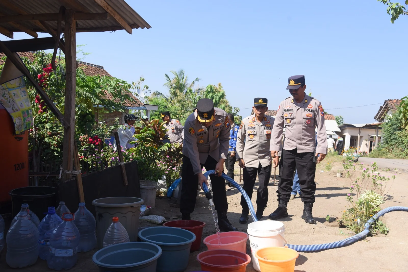 Polres Bondowoso Salurkan Air Bersih ke 20 Dusun Terdampak Kekeringan
