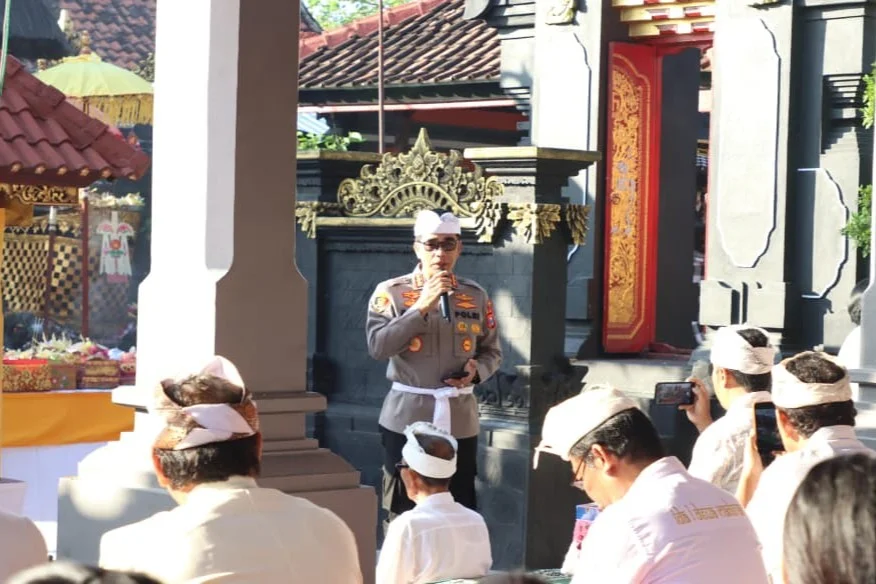 Polresta Banyuwangi Perkuat Toleransi saat Galungan dan Kuningan dengan Hadir di Pura
