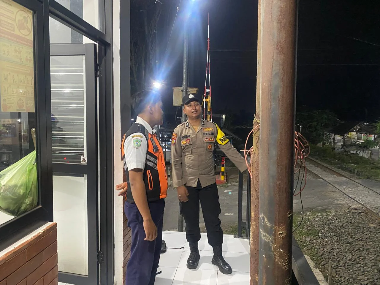 Polsek Jatiroto Perkuat Pengamanan Perlintasan Kereta Api: Kolaborasi Multi Instansi untuk Prioritaskan Keselamatan