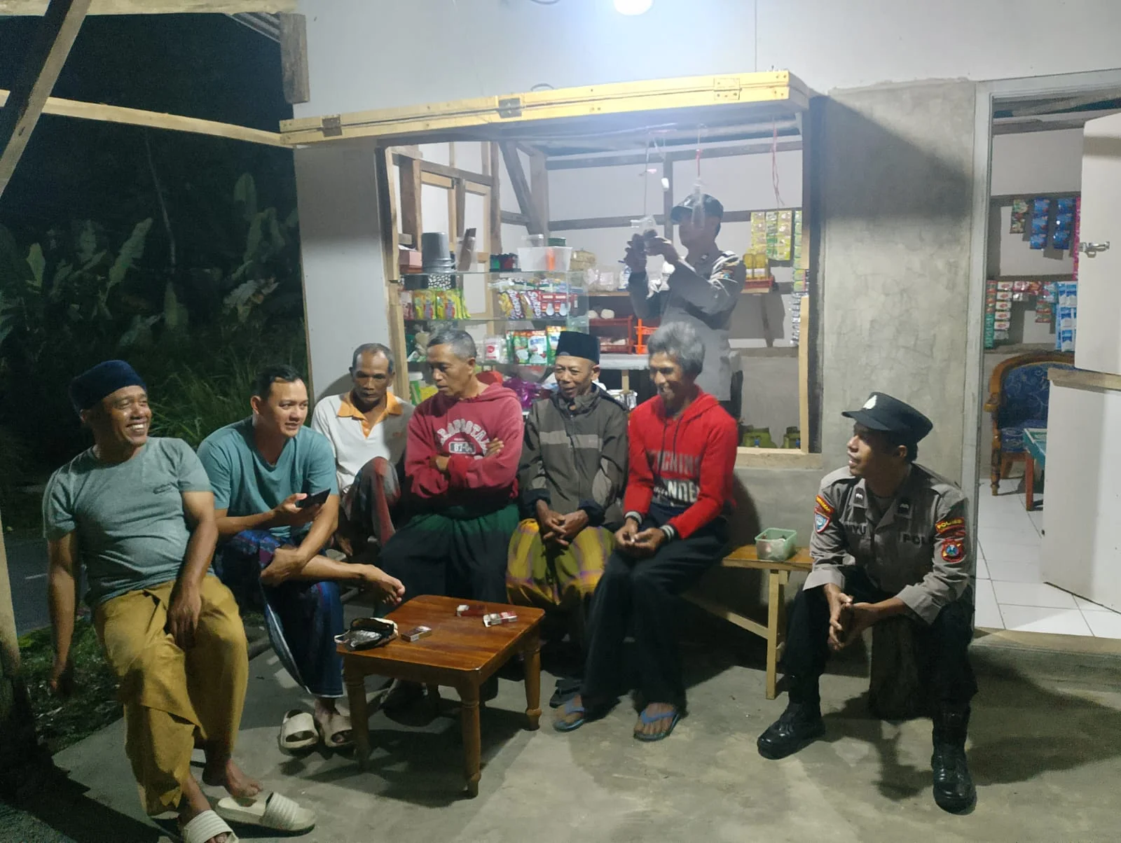 Polsek Pasrujambe Gelar Patroli Dialogis Malam Hari, Wujud Sinergitas Polri dan Masyarakat Cegah Kejahatan