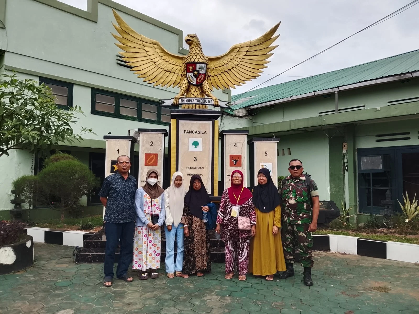 Puluhan Warga Lumajang Ikuti Operasi Katarak Gratis: Kolaborasi TNI dan Yayasan Lentera Mata Indah Wujudkan Pemulihan Penglihatan