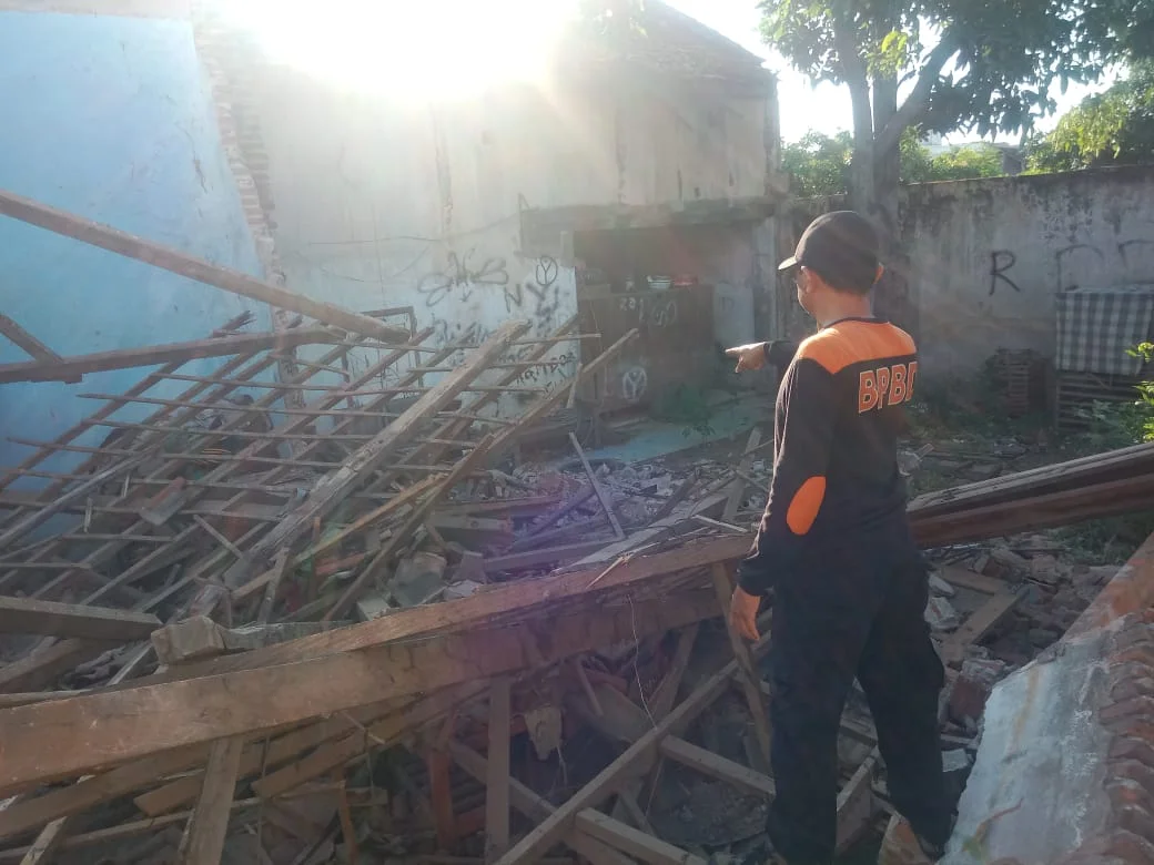Rumah Ambruk dan Menimpa Rumah Lainnya: Kronologi, Dampak, dan Implikasi bagi Masyarakat Situbondo