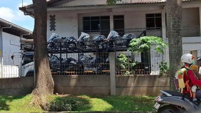 Skandal Motor Listrik MBG: 21.801 Unit Menumpuk di Gudang Sentul, Kejagung Tolak Sita Meski Masih Terbungkus Plastik