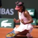 Tampil Glamor dengan Gaun Emas, Naomi Osaka Menang Dua Putaran di French Open 2026 – Gaya Court‑Ture yang Mengguncang Roland Garros