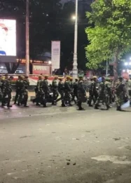 Tolak Bubar, Aksi Mahasiswa Blokade Jalan Pahlawan Semarang Berujung Pembakaran Ban dan Jelangkung