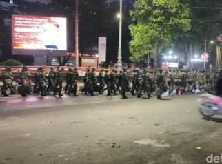 Tolak Bubar, Aksi Mahasiswa Blokade Jalan Pahlawan Semarang Berujung Pembakaran Ban dan Jelangkung