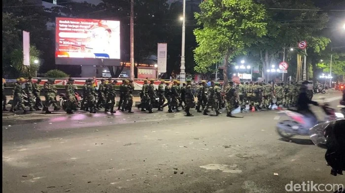 Tolak Bubar, Aksi Mahasiswa Blokade Jalan Pahlawan Semarang Berujung Pembakaran Ban dan Jelangkung