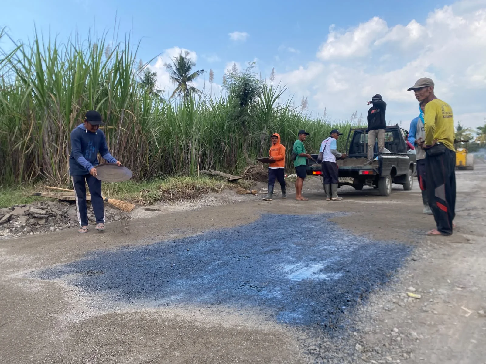 Warga Lombok Wetan Swadaya Perbaiki Jalan dan Drainase Sepanjang 7,5 Km, Anggaran Rp262 Juta