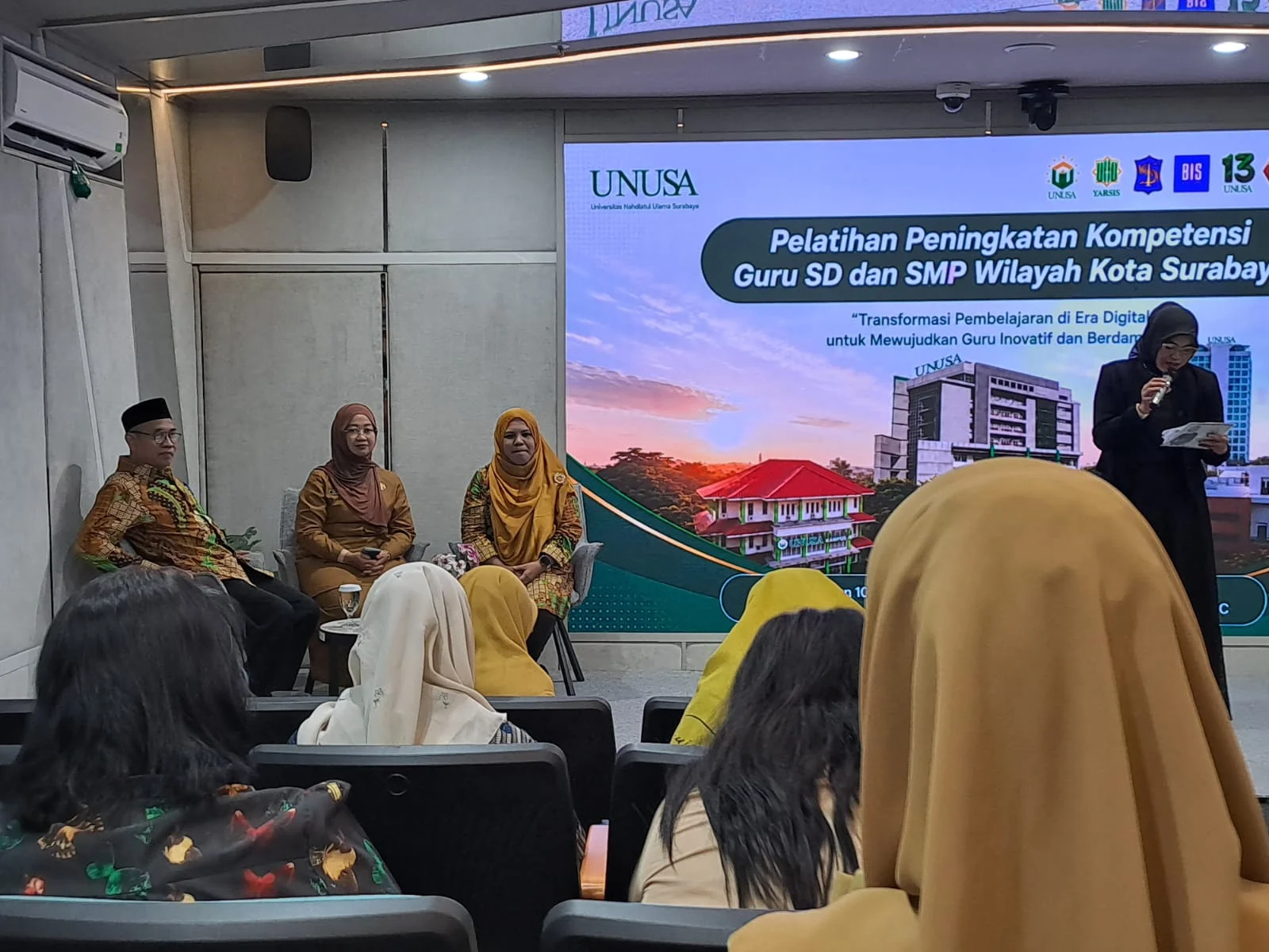 310 Guru Surabaya Tingkatkan Kompetensi dengan Pelatihan AI: Transformasi Pembelajaran di Era Digital