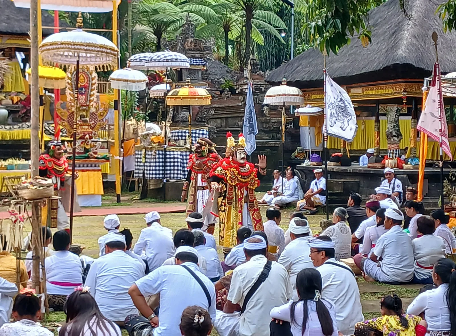 Bhakti Penganyar Pemkab Klungkung di Pura Mandhara Giri Lumajang: Makna, Rangkaian Upacara, dan Dampaknya bagi Pembangunan Daerah