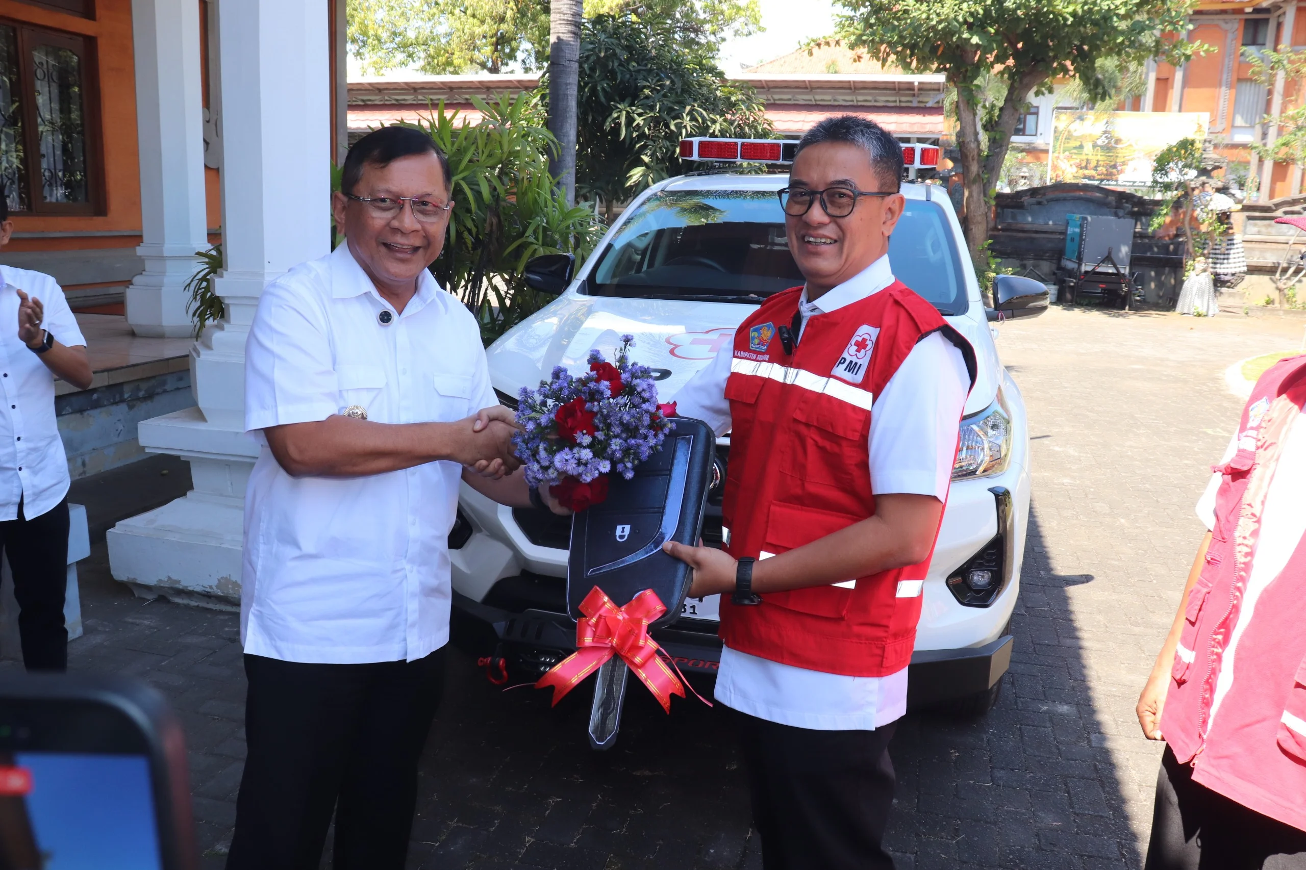 Bupati Buleleng Serahkan Mobil PMI, Perkuat Respons Bencana Daerah
