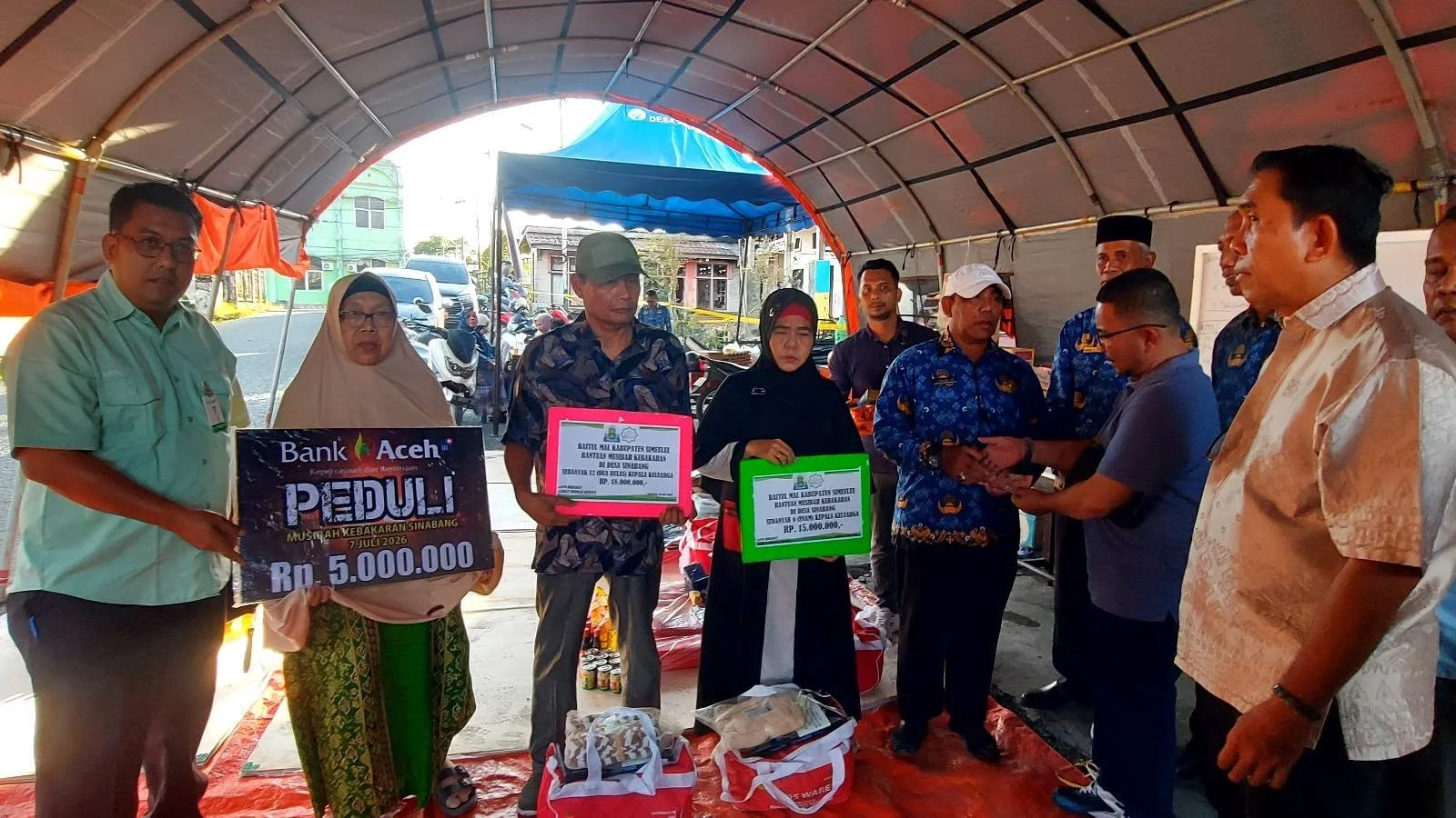 Bupati Monas Serahkan Bantuan kepada Korban Kebakaran di Desa Sinabang, Simeulue