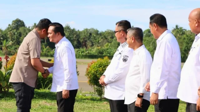 Bupati Nias Barat Sambut Gubernur Sumatera Utara di Bandara Binaka: Rangkaian Kunjungan Kerja dan Harapan Pembangunan
