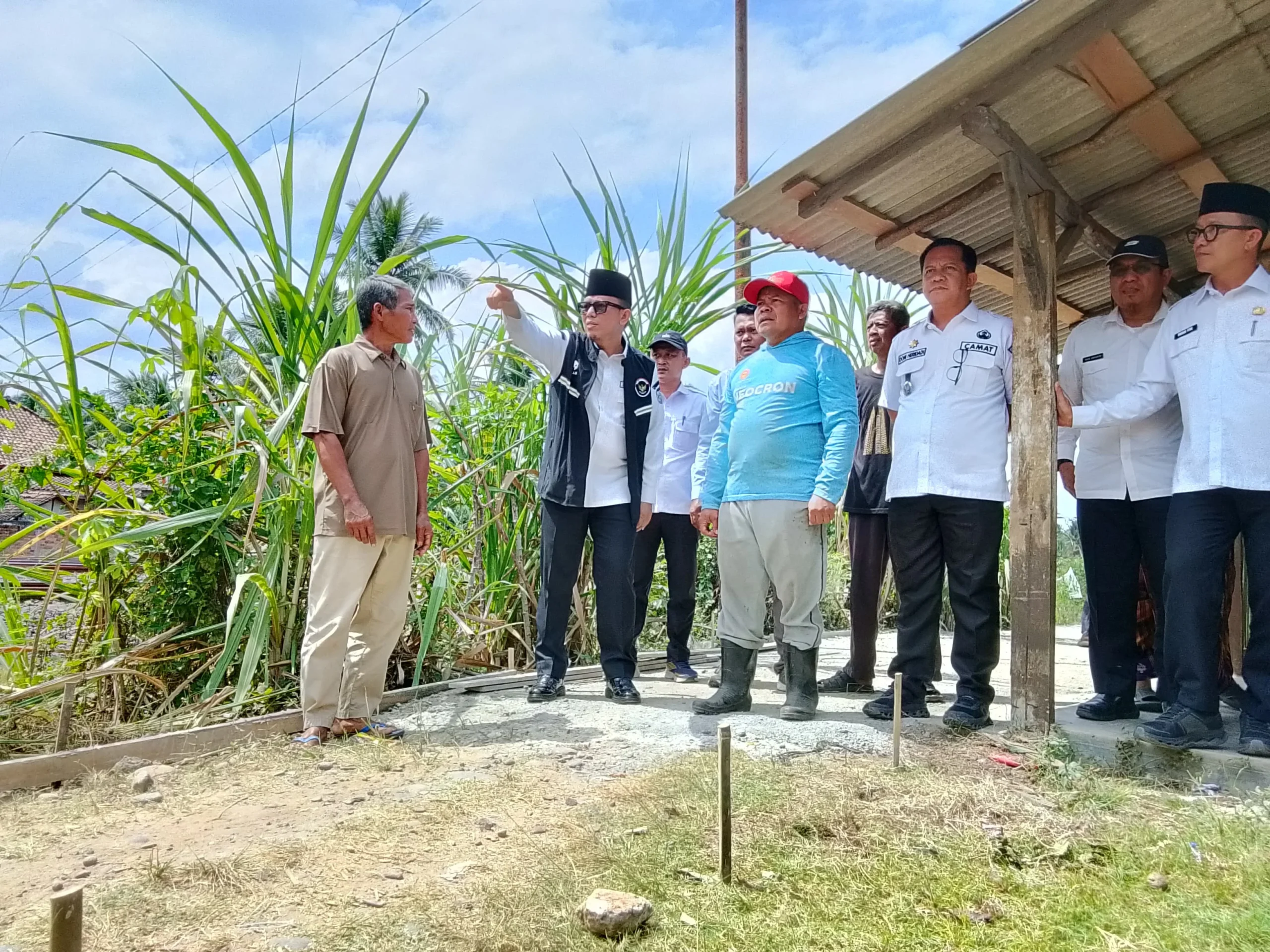 Bupati OKU Rogoh Kocek Pribadi Bangun Jalan di Sepancar: Gotong Royong dan Dampaknya Bagi Masyarakat
