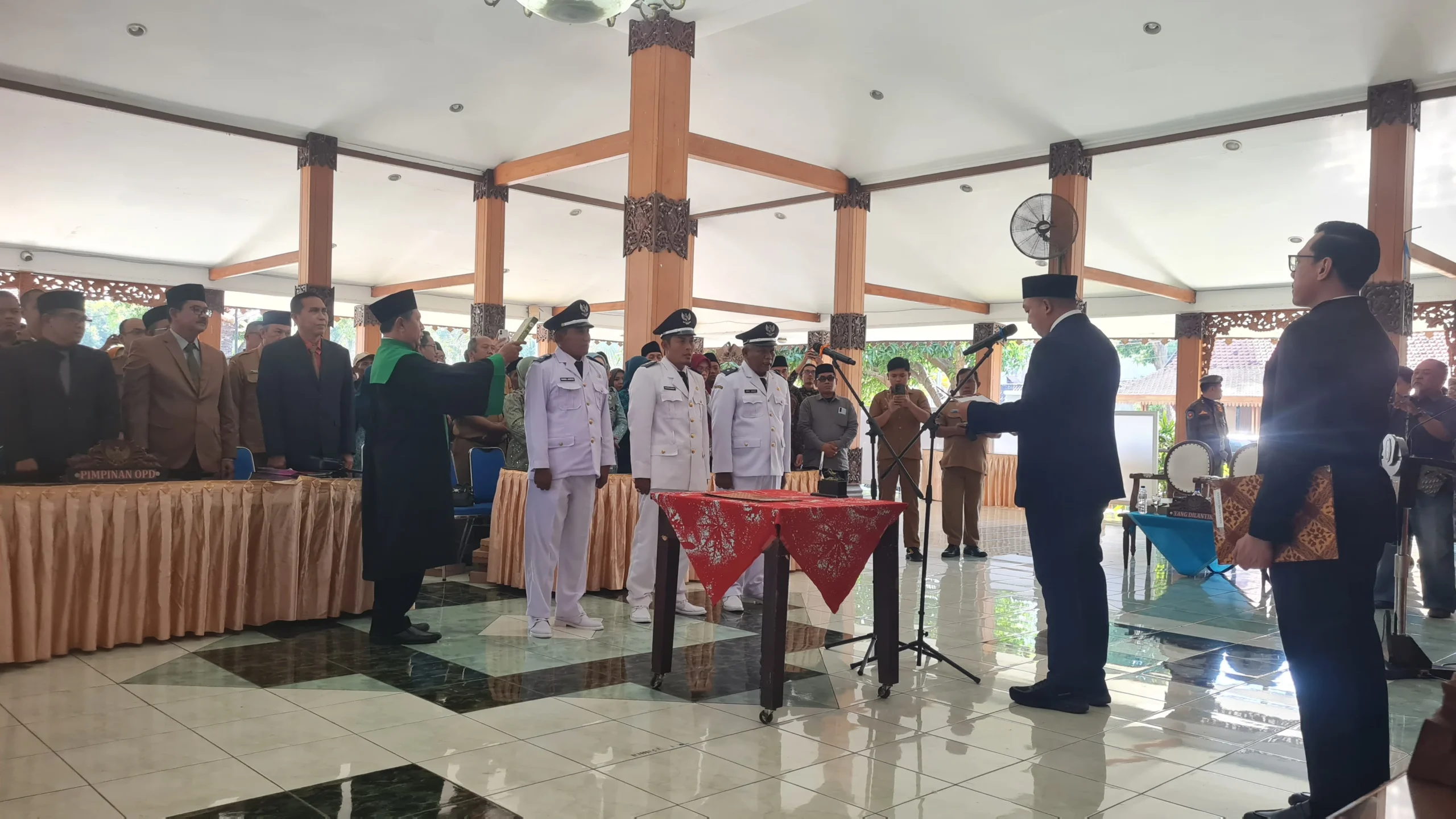 Bupati Situbondo Lantik Tiga Kepala Desa PAW: Pesan Persatuan, Tantangan Anggaran, dan Harapan Masyarakat