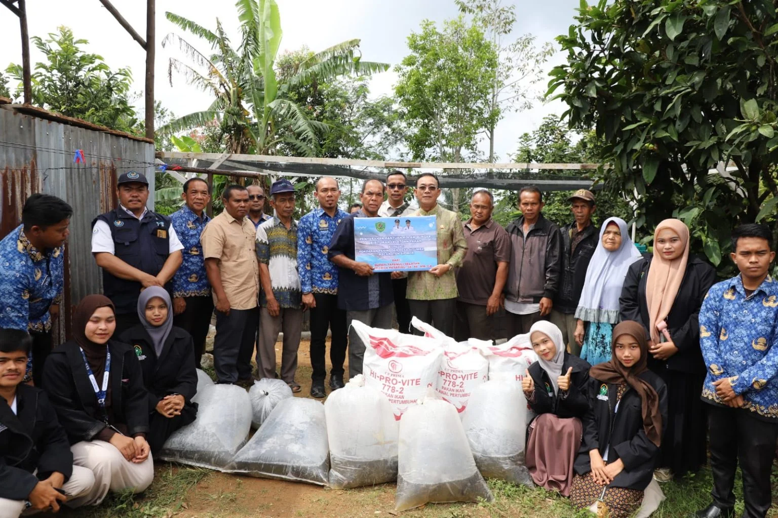 Bupati Tapanuli Selatan Salurkan Bantuan Budidaya Ikan Lele, Dorong Swasembada Ikan