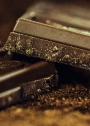 Cokelat: Perjalanan dari Bahan Pangan Tradisional hingga Industri Global