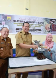 Disperindag Pariaman Dorong Kewirausahaan Rumah Tangga lewat Pelatihan Membatik Cap