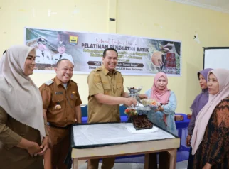 Disperindag Pariaman Dorong Kewirausahaan Rumah Tangga lewat Pelatihan Membatik Cap