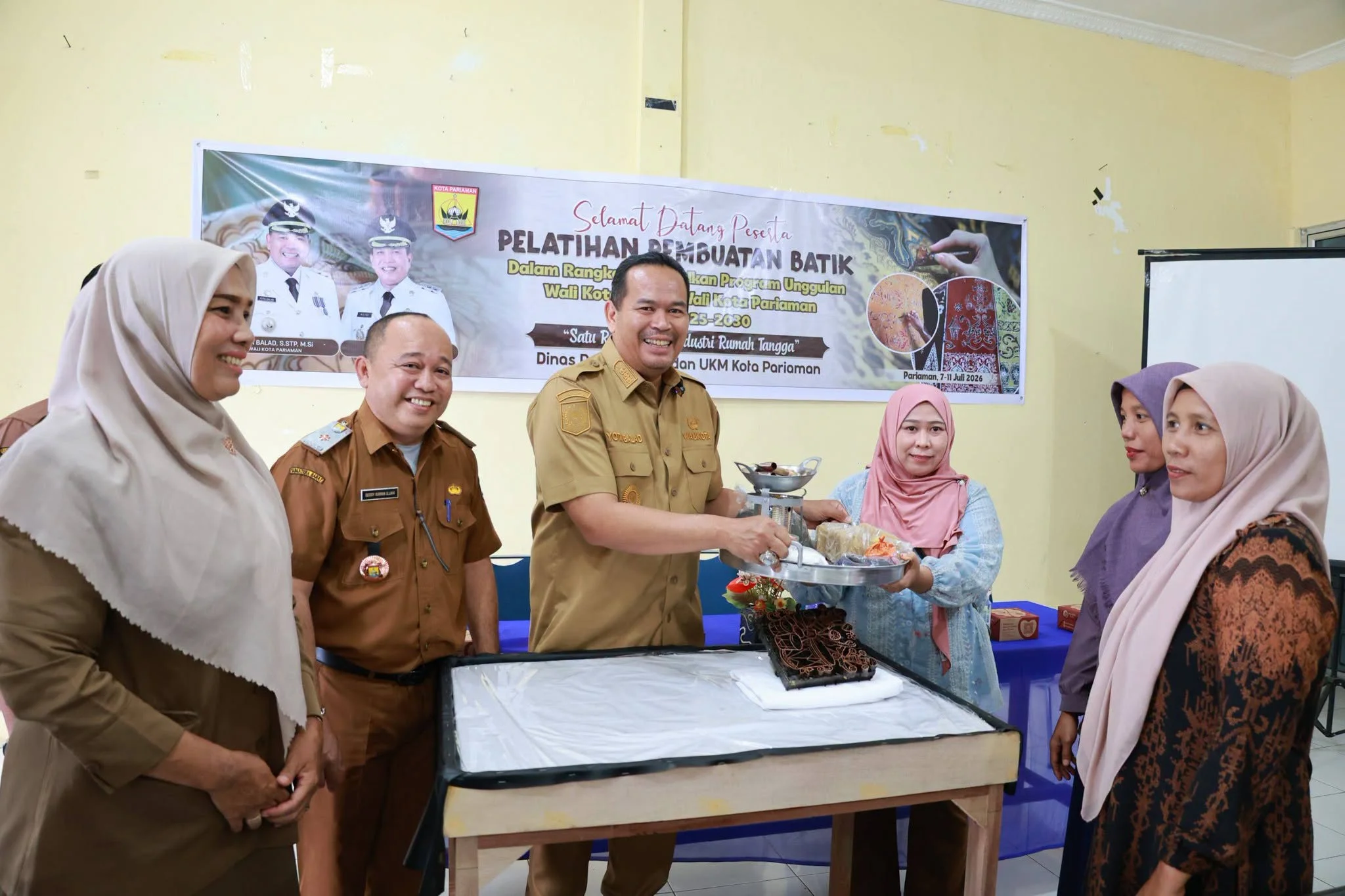 Disperindag Pariaman Dorong Kewirausahaan Rumah Tangga lewat Pelatihan Membatik Cap