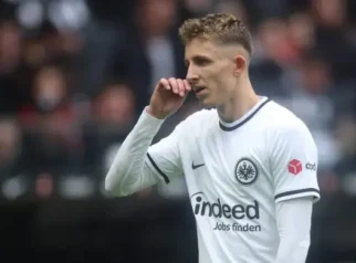 Eintracht Frankfurt Gigit Jari: Ajax Tolak Keras Tawaran Pertama untuk Anton Gaaei