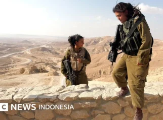 Foto Tentara Israel Tersenyum dengan Tahanan Palestina Picu Kecaman