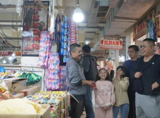 Gotong Royong di Pasar Pusat Padang Panjang: Inisiatif Wako Hendri untuk Menjaga Kebersihan dan Daya Tarik Ekonomi